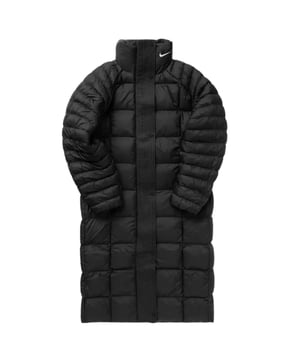 Ervaar de perfecte mix van stijl en functionaliteit met het Nike Black Long Length Jacket. Gemaakt van een duurzame mix van 58% polyester en 42% nylon, biedt dit lange jack betrouwbare bescherming tegen de elementen. Met een volledige ritssluiting en knoopsluiting zorgt het voor een veilige en verstelbare pasvorm. Twee ritszakken aan de voorkant en een binnenzak met knoop bieden voldoende opbergruimte voor je essentials, terwijl de elastische manchetten de warmte binnen en de kou buiten houden. Het subtiele Nike-logo op de hals voegt een vleugje sportieve elegantie toe, waardoor dit jack een ideale keuze is voor zowel casual als actieve dagen