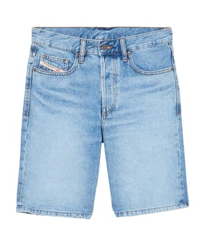 Deze Diesel Slim Short Blue Denim Shorts combineren stijl en comfort met een moderne, slanke pasvorm die je silhouet flatteert. Gemaakt van een duurzame mix van 94% katoen, 5% polyester en 1% elastaan, bieden ze flexibiliteit en duurzaamheid. Perfect voor casual uitjes of zomerdagen, de klassieke blauwe denim finish geeft je garderobe een tijdloze touch. Verrijk je dagelijkse look met deze veelzijdige shorts, ontworpen om je de hele dag comfortabel en zelfverzekerd te houden