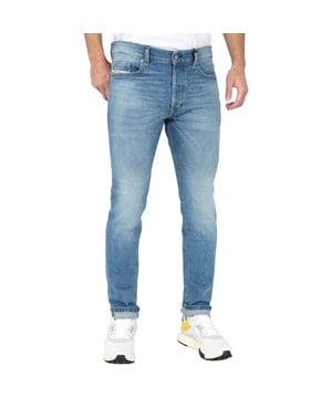 Entdecken Sie die Diesel Tepphar-X Blue Denim Hose aus einer hochwertigen Mischung aus 99 % Baumwolle und 1 % Elasthan für außergewöhnlichen Komfort und Langlebigkeit. Mit ihrem klassischen Five-Pocket-Design bietet diese Hose Stil und Funktionalität für den Alltag. Der dezente Stretchanteil sorgt für eine perfekte Passform, die sich Ihren Bewegungen anpasst, während der zeitlose Blue Denim Ihrer Garderobe einen vielseitigen Touch verleiht. Ideal für alle, die Wert auf Qualität und zeitgemäße Mode legen: Diese Hose verbindet mühelos Robustheit mit modernem Charme. Werten Sie Ihren lässigen Look mit der Diesel Tepphar-X auf - hier trifft Komfort auf ikonischen Stil