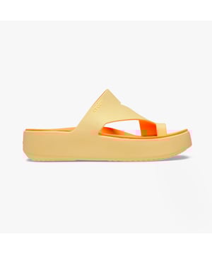 These women's open-toe platform sandals feature Croslite material for comfort and breathability, with a slip-on design and low heel, ideal for casual wear