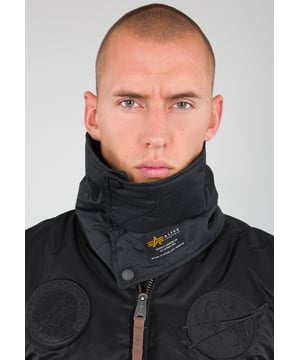 Der ALS Schal von ALPHA INDUSTRIES ist ein vielseitiges Accessoire für den Winter. Aus einer robusten Mischung aus Nylon und Polyester gefertigt, hält er zuverlässig warm und ist dabei angenehm weich auf der Haut. Der Unisex-Schal ist in verschiedenen Farben erhältlich und lässt sich problemlos zu jedem Outfit kombinieren.