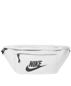 De Nike Off White Crossover Bag combineert stijl en functionaliteit in één strak design. Deze tas is gemaakt van duurzaam 100% polyester en heeft een ruim hoofdvak van 10 liter met een veilige ritssluiting, perfect om je essentials veilig mee te nemen. Het voorvak is ook afsluitbaar met een rits, zodat je gemakkelijk toegang hebt tot kleinere spullen. De verstelbare riem met gesp zorgt voor een comfortabele pasvorm bij elke activiteit. Deze crossover tas, voorzien van een opvallend Nike Swoosh-logo, is een ideale metgezel voor dagelijks gebruik, of je nu naar de sportschool gaat of door de stad navigeert. Gemaakt in Vietnam met hoogwaardig vakmanschap
