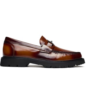 The Cole Haan American Classic is the ultimate leather loafer, combining designer style with comfort. Designed for all-day comfort and versatile style, these dapper and sleek slip-ons have a branded penny-loafer detail on the saddle and stitched detailing. A sharp, must-have CH staple for your smart to casual wardrobe.