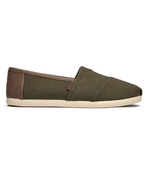 De Classic Alpargata brengt moeiteloze stijl in je dagelijkse routine met zijn relaxte canvasconstructie en levendige groene tint. Deze tijdloze espadrilles hebben een duurzame rubberen zool die naadloos overgaat van casual koffiemomenten naar weekendavonturen. Met hun slip-on ontwerp en ademende canvas bovenkant zijn ze de perfecte metgezel voor warme dagen, wanneer comfort samengaat met klassieke stijl.