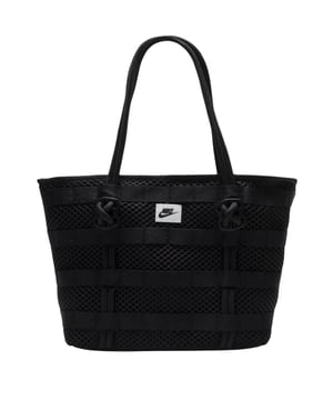 Die Nike Plain Black Schultertasche vereint elegantes Design mit praktischer Funktionalität - perfekt für den Alltag. Sie besteht aus strapazierfähigem 100 % Polyester und verfügt über einen durchgehenden Reißverschluss für die sichere Aufbewahrung Ihrer Wertgegenstände. Sie bietet ein geräumiges Hauptfach, ein großes Fach mit Klettverschluss und ein spezielles Handyfach für einfachen Zugriff. Zwei Stiftfächer und ein Reißverschlussfach innen sorgen für zusätzliche Ordnung und sorgen dafür, dass alles seinen Platz hat. Mit einem markanten weißen Nike-Patch auf der Vorderseite ist diese Schultertasche stylisch und vielseitig zugleich - ideal für Frauen unterwegs. Hergestellt in Indonesien für Qualität, der Sie vertrauen können