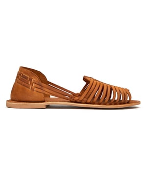 La sandalia Sole Devin Huarache aporta una sofisticación sin esfuerzo a tu guardarropa de clima cálido. Elaboradas con suave cuero marrón, estas sandalias planas exhiben la atemporal técnica de trenzado huarache que es tanto elegante como transpirable. La plantilla de cuero genuino ofrece una comodidad lujosa contra tu piel, mientras que la duradera suela sintética asegura una tracción fiable. Perfectas para todo, desde mercados de fin de semana hasta cenas informales, estas versátiles sandalias combinan el encanto bohemio con la elegancia contemporánea.