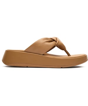 Erleben Sie puren Sommerkomfort mit den F-Knot Zehensteg-Sandalen von Fitflop. Hergestellt aus geschmeidigem, braunem Leder mit einem eleganten Knotendetail, bieten diese Flip-Flops die perfekte Mischung aus Stil und Praktikabilität. Die innovative Komfort-Zwischensohle sorgt für außergewöhnliche Unterstützung bei ganztägigem Tragen, während die Gummisohle für zuverlässigen Halt sorgt. Sie fallen größengerecht aus und sind mit einer gepolsterten Innensohle ausgestattet – die ideale Begleitung für Abenteuer an warmen Tagen oder lässige Alltagsausflüge.