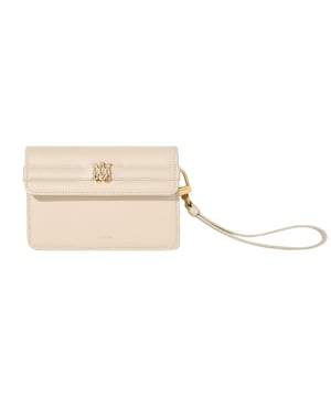 Verfijn je stijl met de Amiri Calf &quot;MA&quot; Small Clutch in albast, gemaakt van 100% eersteklas leer en vakkundig gemaakt in Italië. Deze elegante clutch combineert een verfijnd design met onberispelijk vakmanschap en biedt een strak en compact accessoire, perfect voor zowel overdag als &#39;s avonds. De verfijnde albasten tint voegt een vleugje ingetogen luxe toe, terwijl het duurzame leer zorgt voor een duurzame kwaliteit. Ideaal voor het moeiteloos dragen van essentiële spullen, is deze clutch een tijdloze aanvulling op elke garderobe die mode en functionaliteit combineert. Afmetingen: Breedte: 23 cm, Hoogte: 18 cm, Diepte: 13 cm, Band: 36 cm