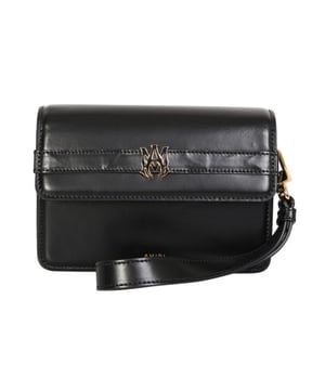Die Amiri Calf „MA" Small Clutch in Schwarz aus 100 % hochwertigem Leder ist ein Beispiel für italienische Handwerkskunst vom Feinsten. Diese elegante, kompakte Tasche bietet eine elegante Möglichkeit, Ihre wichtigsten Dinge zu transportieren und verbindet zeitlosen Stil mit praktischem Design. Das glatte Lederfinish und das dezente Branding machen sie zu einem vielseitigen Accessoire für tagsüber und abends. Werten Sie Ihre Garderobe mit dieser eleganten Clutch auf, die Langlebigkeit und einen edlen Look verspricht - perfekt für alle, die Qualität und dezenten Luxus schätzen. Hergestellt in Italien, spiegelt sie außergewöhnliche Liebe zum Detail und hochwertige Materialien wider. Abmessungen: Breite: 23 cm, Höhe: 18 cm, Tiefe: 13 cm, Riemen: 36 cm