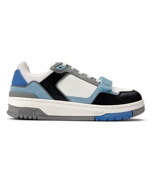 De Mallet Carlton Strap sneakers bieden een verfijnd en eigentijds ontwerp. De off-white leren onderlagen worden gecombineerd met zwarte leren en blauwe suède overlays, wat een stijlvolle contrast creëert en een moderne flair toevoegt. Verfijnde details versterken het strakke ontwerp verder, terwijl de mesh voering, gum buitenzool en matte zwarte TPU hielclip comfort bieden en de schone, veelzijdige silhouet van deze Mallet klassieker compleet maken.