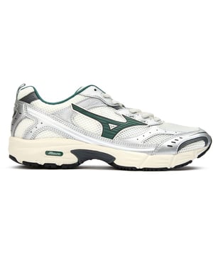 De Mizuno Mxr Sport vangt de retro-running esthetiek van de jaren 2000 samen met hedendaagse prestatiekenmerken. Deze witte heren trainers combineren premium leer met functionele rubberen overlays voor duurzaamheid en stijl. Een lichte middenzool zorgt voor comfort gedurende de hele dag, terwijl de praktische nylon trekhanger gemak toevoegt aan deze veelzijdige sneakers. Perfect voor casual draag met een technische rand, bieden ze de gerenommeerde kwaliteit van Mizuno in een ontwerp dat nostalgische aantrekkingskracht in balans brengt met moderne gevoeligheden.