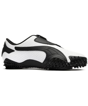 El Puma Mostro en un elegante blanco y negro reimagina el calzado casual con su diseño híbrido y escultural. Estas distintivas zapatillas de cuero cuentan con una suela de goma vanguardista y un característico detalle de púas que atrae la atención mientras se mantiene sorprendentemente práctico. La silueta de perfil bajo ofrece un estilo urbano contemporáneo con la inconfundible herencia de Puma. Perfecto para personas con estilo que aprecian el diseño innovador en calzado sin comprometer la comodidad o la usabilidad diaria.