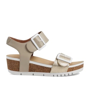 Estas sandalias de cuña abiertas para mujer cuentan con un upper de cuero y forro, suela sintética y cierre con hebilla. Diseñadas para comodidad y transpirabilidad, son ideales para un uso casual.