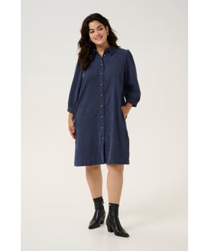 Shirtjurk dames met een relaxte pasvorm, klassieke kraag, volledige knoopsluiting, 3/4 mouwen en knielengte. Comfortabel voor elke dag en gelegenheid.  Wassen op 30°, niet bleken, niet in de droger drogen, Druipnat ophangen in de schaduw, warm strijken max. 150° C,   90% Polyester,8% Polyamide,2% Elastaan