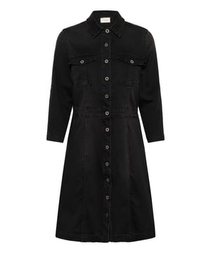Deze denim jurk biedt een getailleerde pasvorm, knoopsluiting en klassieke kraag. Met borstzakken en opgerolde mouwen is de knielange jurk perfect voor iedere gelegenheid.  Wassen op 40°, niet bleken, niet in de droger drogen, Druipnat ophangen in de schaduw, warm strijken max. 150° C,.  63% Katoen,35% Polyester,2% Elastaan