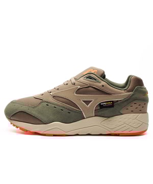 De Contender van Mizuno is een iconische silhoutte die voor het eerst in 1995 werd uitgebracht. Dit lichte model stond bekend om zijn stabiliteit en ondersteuning, waardoor het een ideale keuze was voor degenen die een goed gevoerde schoen zochten die geschikt was voor zowel casual als sportieve kleding.
Het bijgewerkte bovenwerk heeft nu Cordura-mesh, dat zorgt voor verhoogde duurzaamheid en slijtvastheid, terwijl de ademend vermogen behouden blijft. In combinatie met leren verduurzamingen biedt het een blijvend comfort en een premium gevoel.
De tussenzool bestaat uit EVA-schuim met enkele dichtheid dat is geperst, geïntegreerd met Mizuno's Transpower-technologie in de hiel, wat zorgt voor responsieve demping en uitstekende schokabsorptie.
De nieuwe klassieke look uit de jaren '90 creëert een unieke mix van casual stijl en sportieve oorsprong, waardoor de Contender een geweldige keuze is voor dagelijks gebruik.

- Bovenwerk van een mix van Cordura-mesh en suede leer
- Veilige vetersluiting
- Gevoerde enkelkraag, hiel en tong
- Tussenzool van enkelzijdig geperst EVA-schuim
- Mizuno's Transpower-technologie in de hiel
- Duurzame rubberen buitenzool met flexgroeven
- Comfortabele, gevoerde inlegzool
- Mizuno-branding