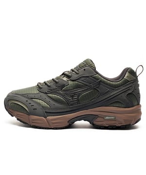 Mizuno Mxr Tech combina la estética nostálgica del running de los 2000 con un rendimiento moderno en este llamativo color verde. La cuidadosa combinación de empeine de nobuk y tela ofrece durabilidad y transpirabilidad, mientras que las distintivas capas de goma aportan estructura y estilo. Tanto corredores como usuarios ocasionales apreciarán la entresuela ligera que ofrece comodidad durante todo el día. El práctico tirador de nailon facilita el calce de estas zapatillas de inspiración retro al salir.