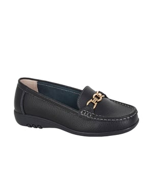 Elevate your everyday footwear with these Boulevard Saddle Loafers, designed for both comfort and style. Crafted with a durable action leather upper, these loafers offer a polished look suitable for any occasion. The extra-wide fit ensures ample room for your feet, while the slip-on design adds convenience to your daily routine. A sleek buckle detail enhances their classic charm, making them a versatile choice for casual and semi-formal wear.
 - Action leather upper 
 - Extra Wide fit (EEE)
 - Slip on design 
 - Buckle detailing 
 - PU sock lining 
 - Durable rubber outsole