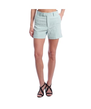 Pantalón corto de vestir con pinzas y corte estructurado.\n\nEste pantalón corto tipo sastre se presenta con un diseño limpio y contemporáneo. La silueta entallada y las pinzas frontales aportan definición y estructura, mientras que los bolsillos traseros con solapa y botón suman funcionalidad y estilo. Su confección en tejido con caída lo convierte en una prenda ideal para looks urbanos y sofisticados en climas cálidos.\n\nUn pantalón corto versátil que combina elegancia y frescura, perfecto para elevar cualquier conjunto de temporada.\n\nDetalles:\n- Tipo de prenda: Pantalón corto.\n- Material: Tejido fluido con estructura.\n- Estilo: Sastre, con pinzas.\n- Bolsillos: Delanteros laterales y traseros con solapa.\n- Cierre: Cremallera oculta con corchetes metálicos.\n\nEste pantalón corto combina precisión de sastrería con un enfoque moderno y relajado, ideal para estilismos urbanos con un aire refinado.\n Composición: 76% Acetato, 24% Poliéster\n Cuidados:\nLavar a mano en agua fría.\nNo usar lejía ni blanqueadores.\nNo secar en secadora.\nPlanchar a temperatura baja, preferiblemente con paño.