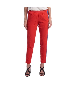 Pantalón estilo deportivo con cinta lateral decorativa.\n\nEste pantalón de corte ajustado fusiona el estilo casual con un toque sofisticado gracias a su diseño de inspiración deportiva. El detalle lateral decorativo aporta dinamismo y contraste visual, mientras que la cintura elástica garantiza confort durante todo el día.\n\nDetalles\n- Tipo de prenda: Pantalón ajustado estilo jogger.\n- Material: Tejido ligero y fluido.\n- Estilo: Deportivo casual con acabado moderno.\n- Estampado: Cinta decorativa en los laterales.\n- Cintura: Elástica.\n\nPerfecto para crear conjuntos urbanos relajados con un toque distintivo y cómodo. Jogger mujer ideal para looks de entretiempo o estilismos informales con carácter.\n Composición: 76% Acetato, 24% Poliéster\n Cuidados:\nLavar a mano en agua fría.\nNo usar lejía ni blanqueador.\nNo secar en secadora.
