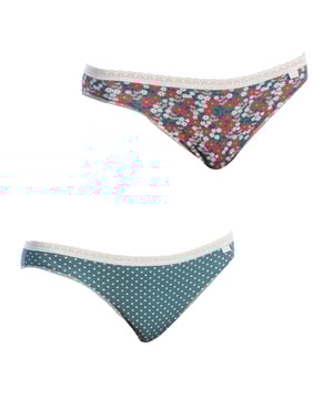 2er-Pack Mini Coquette Damen-Baumwollhöschen - Janira.\n\n Die Janira Mini Coquette 2er-Pack Höschen sind perfekt für alle, die im Alltag Wert auf Stil und Komfort legen.\n\n Dieses Paket enthält zwei Damen-Höschen im Mini-Schnitt in unterschiedlichen Farben und Drucken, damit Sie Ihren Look je nach Anlass variieren können.\n\n Der Damen-Baumwollslip verfügt über einen zarten elastischen Spitzenbund, der nicht nur eine feminine Note verleiht, sondern auch für eine bequeme und flexible Passform sorgt.\n\n Aus hochwertiger Baumwolle gefertigt, schmiegen sich diese Slips perfekt an Ihren Körper und bieten Weichheit und Atmungsaktivität. Der natürliche Stoff sorgt den ganzen Tag über für ein Gefühl von Frische und Komfort und macht sie ideal für den täglichen Gebrauch.\n\n Dieses Paket Mini-Damenslips von Janira ist ideal für Frauen, die Komfort, Weichheit und einen koketten Touch mit der Garantie der Frische von Baumwolle suchen.\n Komposition: 96% Baumwolle, 4% Elasthan\n Pflege:\nMaschinenwäsche im Schonwaschgang (max. 30°C).\n Verwenden Sie ein mildes Reinigungsmittel, kein Bleichmittel.\n Keinen Trockner verwenden.\n Kein Bügeln.
