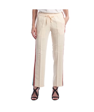 Pantalón fluido con banda lateral multicolor y cintura elástica.\n\nEste pantalón de estilo relajado combina comodidad y un diseño vibrante gracias a la banda lateral multicolor con acabado brillante. La cintura elástica con cordón ajustable proporciona un ajuste cómodo y favorecedor, ideal para looks casuales con un toque distintivo. Su corte recto estiliza la silueta sin renunciar al confort, y los bolsillos laterales aportan funcionalidad sin comprometer el diseño.\n\nDetalles:\n\nTipo de prenda: Pantalón largo fluido.\nMaterial: Tejido ligero con acabado satinado.\nEstilo: Deportivo chic.\nEstampado: Banda lateral con brillo multicolor.\nCintura: Elástica con cordón ajustable.\n\nUn pantalón mujer ideal para quienes buscan comodidad y estilo con un toque original. Perfecto para outfits urbanos con personalidad.\n Composición: 76% Acetato, 21% Viscosa, 3% Elastano\n Cuidados:\nLavar a mano en frío.\nNo usar lejía.\nNo secar en secadora.\nPlanchar a baja temperatura.