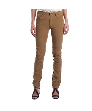 Este pantalón de Zadig & Voltaire presenta una silueta ceñida y elegante, confeccionado en pana de tacto suave que aporta calidez y textura. Su diseño de cinco bolsillos con cierre de cremallera y botón lo convierte en una prenda atemporal, perfecta para estilismos de diario con un toque sofisticado.\n\nIdeal para combinar con blusas, camisas o jerséis, este pantalón ofrece comodidad y versatilidad en cualquier estación del año.\n\nDetalles:\n- Corte: Slim fit de talle medio.\n- Exterior: Tejido de pana fina con estructura de canalé.\n- Bolsillos: Cinco bolsillos funcionales.\n- Estilo: Casual chic con un punto retro.\n- Cierre: Cremallera con botón metálico.\n\nDiseñado para adaptarse al cuerpo con elegancia, es una elección perfecta para looks relajados pero cuidados.\n Composición: 98% Algodón, 2% Elastano\n Cuidados:\nLavar a máquina en frío del revés. No usar secadora. Planchar a baja temperatura si es necesario.