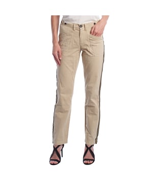 Pantalón Zadig & Voltaire con bandas laterales y corte recto. Estilo casual con un toque deportivo.\n\nEste pantalón Zadig & Voltaire presenta un diseño relajado y actual, confeccionado en tejido de algodón con elastano para una mayor comodidad. Destaca por sus bandas laterales decorativas en contraste, que aportan un aire sporty chic ideal para el día a día. Su cintura combina trabillas y elástico en la parte trasera, asegurando un ajuste cómodo y favorecedor.\n\nPerfecto para looks informales, puedes combinarlo con camisetas básicas, camisas oversize o incluso sandalias de tacón para elevar el outfit.\n\nDetalles:\nCorte: Recto, de tiro medio.\nExterior: Tejido de algodón con acabado suave.\nCintura: Con trabillas, parte trasera elástica.\nBolsillos: Delanteros de parche y traseros tipo plastrón.\nEstilo: Casual con bandas laterales a contraste.\nCierre: Cremallera y botón frontal.\n\nCon este pantalón Zadig & Voltaire, añade a tu armario una prenda versátil que une comodidad, estilo y carácter.\n Composición: 100% Algodón\n Cuidados:\nLavar a máquina a máximo 30 °C con colores similares.\nNo usar lejía ni blanqueadores.\nPlanchar a baja temperatura si es necesario.\nNo secar en secadora.
