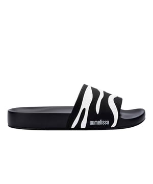Get ready to fly! EVA technology has arrived on the Melissa Slide! Thus, aiming for more and more comfort, the model becomes super light and adequate for all moments of the day. The two new print options, leopard and zebra, will guarantee your style when looking for an outfit.