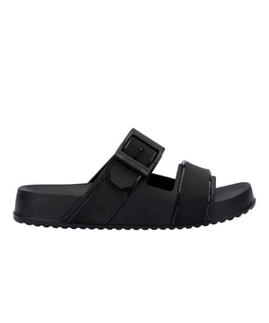 Without losing the features that made the Cozy Slide a hit, the new Melissa Cozy Connection Slide has an extended grid, Melflex upper rich in textures, a strong and striking aesthetic look, ideal for modern looks that require comfort and practicality on a daily basis.