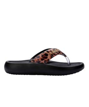 New trends point to new shoes! The Melissa New Trendy, with an EVA sole, guarantees lightness when walking and style with its smooth or printed upper. The statement platform slipper is a guarantee of style and practicality!