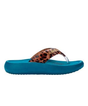 New trends point to new shoes! The Melissa New Trendy, with an EVA sole, guarantees lightness when walking and style with its smooth or printed upper. The statement platform slipper is a guarantee of style and practicality!