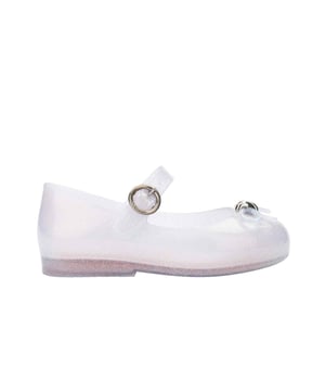 Dress your baby girl to the nines with the Mini Melissa Sweet Love IV! The maxi bow on the vamp adds a romantic twist and a delicate touch to the ballerina. Only the top of the foot is left exposed, and an extra strap with a buckle ensures a snug fit and extreme stability for your mini. The insole is notably comfortable and the color palette is to die for!