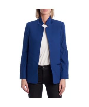 Clean-cut blazer with a fluid silhouette and an open, straight collar and no visible buttons. It features a fitted structure at the shoulders for a sophisticated look without stiffness, while the flap pockets provide functionality without breaking the clean lines of the design. Its clean, understated style makes it a key piece for professional ensembles or more relaxed styles with a polished touch.\n\n Ideal for those looking for a jacket with a contemporary character and without excesses.\n\n Details:\n - Cut: Straight with light structure.\n - Exterior: Plain fabric, without embellishments or buttons, with discreet front pockets.\n - Neck: Open, straight design, architecturally inspired.\n - Style: Minimalist and timeless.\n - Functionality: Ideal mid-season garment for the office or formal events.\n\n An essential blazer that combines clean elegance with everyday versatility. Perfect for adding a refined finish to any outfit.\n Composition: 76% Acetate, 21% Viscose, 3% Elastane\n Care:\nMachine wash on a delicate cycle. Do not bleach. Iron at low temperatures if necessary.