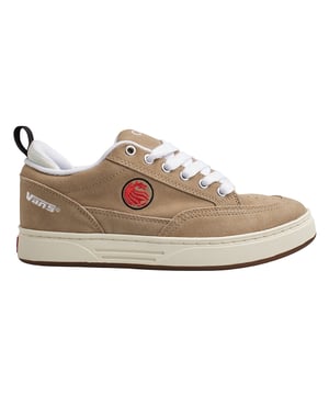 Zapatillas Vans Skate Cab 4 Vcu\n\nLas Vans Skate Cab 4 VCU son una reinterpretación moderna del icónico modelo de Steve Caballero, diseñadas para ofrecer durabilidad, soporte y estilo sobre la tabla. Este modelo combina herencia skate con tecnología actual para un rendimiento superior.\n\nDetalles:\n- Parte superior de ante reforzado para mayor resistencia al desgaste.\n- Bordado lateral con dragón, homenaje al legado de Caballero.\n- Plantilla con tecnología VR3Cush™ para una amortiguación reactiva.\n- Cuello y lengüeta acolchados para mayor soporte.\n- Cordones planos anchos para un ajuste seguro.\n- Suela waffle clásica para máximo agarre y flexibilidad.\n- Tirador trasero para calce fácil.\n- Logo Vans bordado en el talón.\n\nLas zapatillas Vans son mucho más que un calzado: representan una actitud, un estilo de vida urbano y rebelde. Ya sea en su clásica silueta Old Skool, en las icónicas Slip-On o en las modernas colaboraciones con artistas y marcas, Vans sigue siendo un símbolo de autenticidad, creatividad y cultura alternativa.\n Composición: Exterior: Ante; Interior: Textil; Suela: Sintético\n Cuidados:\nLimpiar con un cepillo suave y jabón neutro.\nEvitar lavar en máquina.\nSecar al aire, lejos del sol directo.