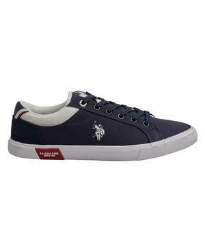 Deze sportschoenen van US Polo Assn. combineren een casual stijl met alledaags comfort. Met hun veelzijdige ontwerp en iconische merkdetails zijn ze ideaal voor een ontspannen look zonder aan persoonlijkheid in te boeten.\n\n Details:\n - Duurzaam bovenwerk van canvas met versterkingen op belangrijke plaatsen; sommige modellen zijn verkrijgbaar met bovenwerk van een combinatie van leer, kunstleer en suède.\n - Gewatteerde voering van textiel voor comfort.\n - Platte veters en metalen oogjes voor een stevige pasvorm.\n - Antislip rubberen zool met institutioneel detail aan de zijkant.\n - Herkenbaar logo op de zijkant.\n\n Een comfortabele en tijdloze optie voor iedereen die op zoek is naar lichtgewicht schoeisel met een sportieve stijl en stedelijke flair. Deze casual herensneakers ronden een casual look perfect af met het authentieke zegel van de US Polo Association.\n Samenstelling: Buitenmateriaal: leer, textiel, suède; Binnenmateriaal: textiel; Zool: synthetisch\n Onderhoud:\nReinigen met een zachte borstel en neutrale zeep.\n Vermijd wassen in de wasmachine.\n Aan de lucht laten drogen, beschermen tegen direct zonlicht.