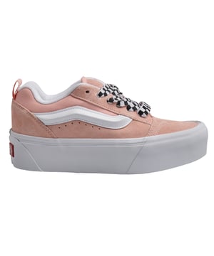 Vans Knu Stack Sneaker\n\n De Vans Knu Stack biedt een opvallende retro look met een robuuste plateauzool. Het bovenwerk van suède en canvas contrasteert zachtjes met de veters met schaakbord. De iconische 3D zijstreep van het merk geeft de schoen een onmiskenbare afwerking en combineert karakter en vrouwelijkheid in een elegant silhouet.\n\n Details:\n - Bovenwerk van suède en canvas.\n - Zijstrepen in 3D.\n - Hoog uitgesneden, dikke plateau.\n - Platte veters met schaakbordpatroon.\n - Gewatteerde kraag en tong voor extra comfort.\n - Rubberen zool met wafelpatroon.\n - Geweven Vans Off The Wall label op de tong.\n\n Vans trainers zijn veel meer dan alleen schoenen: ze vertegenwoordigen een houding, een stedelijke en rebelse levensstijl. Of het nu gaat om het klassieke Old Skool-silhouet, de iconische slip-on of moderne samenwerkingen met artiesten en merken, Vans blijft een symbool van authenticiteit, creativiteit en alternatieve cultuur.\n Samenstelling: Buitenmateriaal: suède, textiel; Binnenmateriaal: textiel; Zool: synthetisch\n Onderhoud:\nReinigen met een zachte borstel en neutrale zeep.\n Vermijd wassen in de wasmachine.\n Aan de lucht laten drogen, beschermen tegen direct zonlicht.