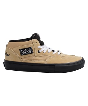 Vans Skate Half Cab Lx sportschoenen\n\n De legendarische klassieker SKATE HALF CAB is herwerkt in deze skate-editie en speciaal ontwikkeld voor de eisen van het skateboarden. Dankzij de smalle snit en het stevige rubber past de schoen zich perfect aan de voet aan. De PopCush inlegzool absorbeert schokken bij de hiel en zorgt voor een uitstekend contact met het board. Zoals typerend voor PRO skateschoenen heeft ook dit model DURACAP technologie in het teengedeelte, wat de levensduur verlengt.\n\n Details:\n - Iconische mid-cut schoen.\n - Bovenmateriaal van een combinatie van suède en canvas.\n - Versterkte en gewatteerde tong.\n - Zijstuk met geborduurde Half Cab patch.\n - Wafelachtige tussenzool.\n - Binnenzool met PopCush™-technologie.\n - Samenwerking met geborduurde graphic op de hiel.\n - Platte veters.\n\n Vans trainers zijn veel meer dan alleen schoenen: ze vertegenwoordigen een houding, een stedelijke en rebelse levensstijl. Of het nu gaat om het klassieke Old Skool-silhouet, de iconische slip-on of moderne samenwerkingen met artiesten en merken - Vans blijft een symbool van authenticiteit, creativiteit en alternatieve cultuur.\n Samenstelling: Buitenmateriaal: suède, canvas; Binnenmateriaal: textiel; Zool: synthetisch\n Onderhoud:\nReinigen met een zachte borstel en neutrale zeep.\n Vermijd wassen in de wasmachine.\n Aan de lucht laten drogen, beschermen tegen direct zonlicht.