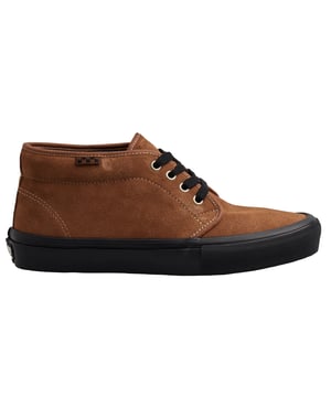 Vans Skate Chukka Vcu Schoenen\n\n Ontworpen voor maximale prestaties op het board, de VCU Skate Chukka update een klassiek silhouet met details voor modern skaten. Dit model combineert duurzaamheid, ondersteuning en een strakke esthetiek die zowel in als uit het park past.\n\n Details:\n - Duurzaam suède bovenwerk.\n - Versterkte metalen oogjes.\n - Halfhoog ontwerp zonder zichtbare vulling.\n - Platte veters.\n - Gevulkaniseerde constructie.\n - Rubberen wafelzool met uitstekende tractie.\n\n Vans trainers zijn veel meer dan alleen schoenen: ze vertegenwoordigen een houding, een stedelijke en rebelse levensstijl. Of het nu gaat om het klassieke Old Skool-silhouet, de iconische slip-on of moderne samenwerkingen met artiesten en merken, Vans blijft een symbool van authenticiteit, creativiteit en alternatieve cultuur.\n Samenstelling: Buitenmateriaal: suède; Binnenmateriaal: textiel; Zool: synthetisch\n Onderhoud:\nReinigen met een zachte borstel en neutrale zeep.\n Vermijd machinewas.