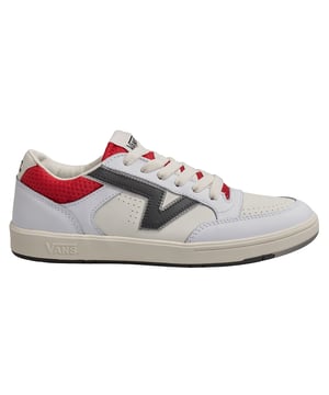 Turnschuhe Vans Lowland CC\n\n Ursprünglich in den 80er Jahren als Teil einer Sneaker-Kollektion aus dem Archiv entworfen, verbindet der Lowland CC das sportliche Erbe des M1 mit klarem, modernem Design. Dieses Modell besticht durch sein niedriges Profil und Retro-Details, die mit modernen Materialien und dem Komfort von ComfyCush™ kombiniert werden.\n\n Details:\n - Synthetisches Obermaterial mit dekorativen Perforationen.\n - „Flying V“-Logo an der Seite, unverwechselbar aus dem historischen Archiv der Vans.\n - Niedrig geschnittene Konstruktion.\n - ComfyCush™-Einlegesohle für zusätzliche Dämpfung.\n - Gummi-Waffel-Außensohle für Traktion und Haltbarkeit.\n - Flache Schnürsenkel.\n\n Vans Sneaker sind viel mehr als nur Schuhe: Sie repräsentieren eine Haltung, einen urbanen und rebellischen Lebensstil. Ob in der klassischen Old Skool-Silhouette, dem ikonischen Slip-On oder modernen Kollaborationen mit Künstlern und Marken – Vans bleibt ein Symbol für Authentizität, Kreativität und alternative Kultur.\n Komposition: Außenmaterial: Synthetik; Innenmaterial: Textil; Sohle: Synthetik\n Pflege:\nMit einer weichen Bürste und neutraler Seife reinigen.\n Vermeiden Sie Maschinenwäsche.\n An der Luft trocknen lassen, vor direkter Sonneneinstrahlung schützen.