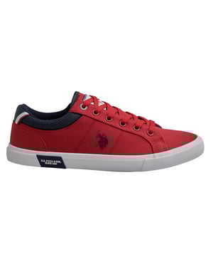 Diese Sneaker von US Polo Assn. vereinen lässigen Style mit Alltagskomfort. Mit ihrem vielseitigen Design und den ikonischen Markendetails sind sie ideal für einen entspannten Look, ohne dabei an Persönlichkeit einzubüßen.\n\n Details:\n - Obermaterial aus strapazierfähigem Canvas mit Verstärkungen an wichtigen Stellen; einige Modelle sind mit Obermaterial aus einer Kombination aus Leder, Kunstleder und Wildleder erhältlich.\n - Gepolstertes Textil-Innenfutter für mehr Tragekomfort.\n - Flache Schnürsenkel und Metallösen für sicheren Sitz.\n - Rutschfeste Gummisohle mit institutionellem Detail an der Seite.\n - Seitliches Logo als Erkennungszeichen.\n\n Eine bequeme und zeitlose Option für alle, die leichtes Schuhwerk mit sportlichem Stil und urbanem Flair suchen. Diese lässigen Herren-Sneaker runden einen lässigen Look mit dem authentischen Siegel der US Polo Association perfekt ab.\n Komposition: Außenmaterial: Leder, Textil, Wildleder; Innenmaterial: Textil; Sohle: Synthetik\n Pflege:\nMit einer weichen Bürste und neutraler Seife reinigen.\n Vermeiden Sie Maschinenwäsche.\n An der Luft trocknen lassen, vor direkter Sonneneinstrahlung schützen.