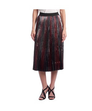 Geplooide midirok met een metallic kleurverloop.\n\n Deze geplooide midirok heeft een gestructureerd ontwerp met een metallic glans die elke beweging benadrukt. De elastische tailleband zorgt voor een comfortabele en flatterende pasvorm, terwijl de lichtgewicht stof zorgt voor een vloeiende en elegante drapering.\n\n Door de veelzijdige stijl kun je het combineren met basic kledingstukken of een avondlook een speciaal vleugje verfijning geven.\n\n Deze midirok is perfect om je dag- en avondlook te verfraaien. Het is een statement stuk dat opvalt dankzij de glamour en het moderne ontwerp.\n\n Details:\n - Soort kleding: Geplooide midirok.\n - Stijl: Elastische tailleband, lengte onder de knie.\n - Sluiting: Geen sluiting (elastische pasvorm).\n\n Een veelzijdige en opvallende midirok, ideaal voor iedereen die op zoek is naar een look met visuele impact en een uniek karakter.\n Samenstelling: 100% polyester\n Onderhoud:\nHandwas in koud water of zachte cyclus.\n Geen bleekmiddel of witmakers gebruiken.\n Niet in de droger drogen.