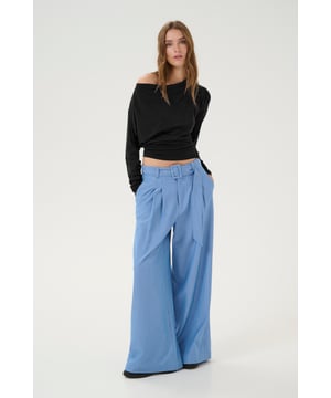 Deze dames top heeft een losse pasvorm met elegante drapering aan de hals. Voorzien van lange mouwen en comfortabel jersey, geschikt voor diverse gelegenheden en eenvoudig te combineren.  Fijne was 30°, niet bleken, niet in de droger drogen, Druipnat ophangen in de schaduw, koud strijken max. 110° C, Droogreiniging  95% Modal (TENCEL™),5% Elastaan