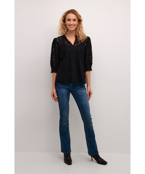 Luchtige kanten blouse met losse pasvorm, subtiele ruches bij de hals en halflange mouwen. Comfortabel ontwerp dat geschikt is voor diverse gelegenheden.  Fijne was 30°, niet bleken, niet in de droger drogen, Druipnat ophangen in de schaduw, koud strijken max. 110° C,   85% Katoen,15% Nylon