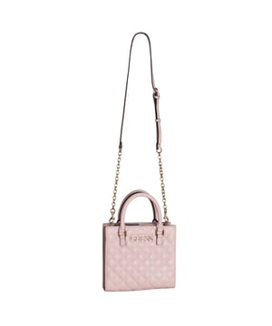 Diese kleine Guess Tote Bag besticht durch ihr gestepptes Rautenmuster und eine raffinierte Note, die jeden Look aufwertet. Kompakt und dennoch geräumig genug für das Wesentliche, verfügt sie über strukturierte Griffe und einen Metallgliederriemen für zusätzliche Vielseitigkeit. Ihre raffinierte Silhouette macht sie zum idealen Accessoire für Ihren stilvollen Alltag.\n\n Details:\n - Zubehörtyp: Kleine Tragetasche.\n - Material: Synthetisches, lederähnliches Material.\n - Textur: Gesteppt mit Rautenmuster.\n - Hardware: Goldfarbenes Metall.\n - Äußere Details: Metallisches Guess-Logo auf der Vorderseite.\n - Innenausstattung: Hauptfach mit Reißverschluss, 1 Reißverschlusstasche hinten, 2 offene Vordertaschen.\n - Strukturierte Griffe.\n - Verstellbarer und abnehmbarer Riemen mit dekorativer Metallkette.\n\n Guess bietet ein kompaktes und elegantes Design, das Komfort und Stil vereint. Diese kleine Tragetasche ist perfekt für alle, die ein funktionales Stück mit Persönlichkeit suchen, ideal für den Tag und besondere Ausflüge.\n Maßnahmen: 21,5 x 20,5 x 7 cm\n Komposition: 100 % Polyurethan\n Pflege:\nMit einem weichen, leicht feuchten Tuch reinigen.\n Verwenden Sie keine Scheuermittel oder Reinigungsmittel.\n Vermeiden Sie längere Sonneneinstrahlung oder extreme Feuchtigkeit.