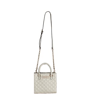 Este bolso tote pequeño de Guess destaca por su diseño acolchado con patrón de rombos y un aire sofisticado que eleva cualquier look. Compacto pero con espacio suficiente para lo esencial, incluye asas estructuradas y una correa con eslabones metálicos para mayor versatilidad. Su silueta refinada lo convierte en el accesorio ideal para acompañarte con estilo en el día a día.\n\nDetalles:\n- Tipo de accesorio: Bolso tote pequeño.\n- Material: Material sintético tipo piel.\n- Textura: Acolchada con diseño de rombos.\n- Herraje: Metálico en tono dorado.\n- Detalles exteriores: Logo metálico Guess en la parte frontal.\n- Detalles interiores: Compartimento principal con cremallera,1 bolsillo trasero con cremallera, 2 bolsillos frontales abiertos.\n- Asas de mano estructuradas.\n- Correa ajustable y extraíble con cadena metálica decorativa.\n\nGuess apuesta por un diseño compacto y elegante que fusiona comodidad y estilo. Este bolso tote pequeño es perfecto para quienes buscan una pieza funcional con personalidad, ideal tanto para el día como para salidas más especiales.\n Medidas: 21.5 x 20.5 x 7 cm\n Composición: 100% Poliuretano\n Cuidados:\nLimpiar con un paño suave y ligeramente húmedo.\nNo usar productos abrasivos ni detergentes.\nEvitar la exposición prolongada al sol o humedad extrema.