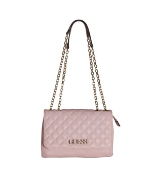 Este bolso bandolera de Guess presenta un diseño elegante con textura acolchada y solapa estructurada. Su silueta refinada, junto con la cadena metálica dorada, aporta un toque sofisticado perfecto para ocasiones especiales o estilismos urbanos más pulidos. Una pieza funcional que equilibra estilo y practicidad.\n\nDetalles:\n\n- Tipo de accesorio: Bolso bandolera.\n- Material: Material sintético tipo piel.\n- Textura: Acolchada con patrón de rombos.\n- Herraje: Metálico en tono dorado.\n- Detalles exteriores: Logo metálico Guess en la parte frontal.\n- Detalles interiores: Compartimento doble con cierre interior de cremallera y solapa con cierre magnético, 1 bolsillo con cierre de cremallera, 2 bolsillos abiertos.\n- Correa de cadena dorada con refuerzo de piel sintética en el hombro.\n\nGuess aporta a esta bandolera un aire clásico actualizado, con líneas suaves y detalles cuidados. Ideal para quienes buscan un bolso femenino y versátil que funcione tanto de día como de noche.\n Medidas: 18.5 x 27 x 4 cm\n Composición: 100% Poliuretano\n Cuidados:\nLimpiar con un paño suave y ligeramente húmedo.\nNo usar productos abrasivos ni detergentes.\nEvitar la exposición prolongada al sol o humedad extrema.