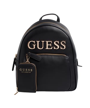 Esta mochila de Guess se presenta como una opción funcional y con estilo para el día a día. Su diseño moderno y compacto incluye un logotipo frontal en gran formato y un accesorio desmontable a juego. Con múltiples compartimentos y acabados metálicos, esta mochila combina moda y practicidad con el inconfundible sello de la marca.\n\nDetalles:\n- Tipo de accesorio: Mochila.\n- Material: Material sintético tipo piel.\n- Textura: Lisa.\n- Herraje: Metálico en tono dorado.\n- Detalles exteriores: Logo Guess en relieve y monedero desmontable con cremallera.\n- Detalles interiores: Compartimento principal con cierre de cremallera, 1 bolsillo con cremallera, 3 bolsillos abiertos.\n- Bolsillo frontal exterior con cremallera.\n- Asa superior para llevar en la mano.\n- Tirantes ajustables para un ajuste cómodo a la espalda.\n- Incluye bolsa guardapolvo.\n\nGuess reinventa la mochila clásica con una propuesta urbana, femenina y funcional. Ideal para quienes buscan comodidad sin renunciar a un look sofisticado, perfecta para el trabajo, los viajes o el uso diario con estilo.\n Medidas: Bolso: 23.5 x 28 x 9 cm; Monedero: 7 x 11 x 2 cm\n Composición: 100% Poliuretano\n Cuidados:\nLimpiar con un paño suave y ligeramente húmedo.\nNo usar productos abrasivos ni detergentes.\nEvitar la exposición prolongada al sol o humedad extrema.