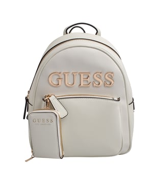 Esta mochila de Guess se presenta como una opción funcional y con estilo para el día a día. Su diseño moderno y compacto incluye un logotipo frontal en gran formato y un accesorio desmontable a juego. Con múltiples compartimentos y acabados metálicos, esta mochila combina moda y practicidad con el inconfundible sello de la marca.\n\nDetalles:\n- Tipo de accesorio: Mochila.\n- Material: Material sintético tipo piel.\n- Textura: Lisa.\n- Herraje: Metálico en tono dorado.\n- Detalles exteriores: Logo Guess en relieve y monedero desmontable con cremallera.\n- Detalles interiores: Compartimento principal con cierre de cremallera, 1 bolsillo con cremallera, 3 bolsillos abiertos.\n- Bolsillo frontal exterior con cremallera.\n- Asa superior para llevar en la mano.\n- Tirantes ajustables para un ajuste cómodo a la espalda.\n- Incluye bolsa guardapolvo.\n\nGuess reinventa la mochila clásica con una propuesta urbana, femenina y funcional. Ideal para quienes buscan comodidad sin renunciar a un look sofisticado, perfecta para el trabajo, los viajes o el uso diario con estilo.\n Medidas: Bolso: 23.5 x 28 x 9 cm; Monedero: 7 x 11 x 2 cm\n Composición: 100% Poliuretano\n Cuidados:\nLimpiar con un paño suave y ligeramente húmedo.\nNo usar productos abrasivos ni detergentes.\nEvitar la exposición prolongada al sol o humedad extrema.