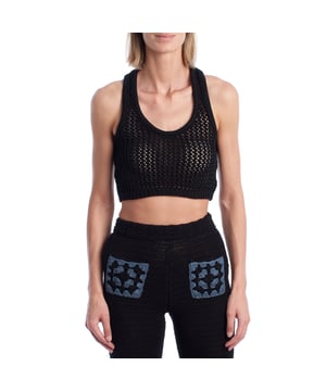 Este top corto confeccionado en punto calado combina estilo artesanal con una silueta deportiva. El diseño de escote redondo y espalda nadadora aporta un aire moderno y fresco, ideal para combinar con pantalones o faldas de punto para un conjunto coordinado. Su tejido abierto permite una mayor transpirabilidad y añade un efecto visual sugerente y veraniego.\n\nDetalles:\n- Corte: Cropped con ajuste ceñido.\n- Exterior: Tejido de punto calado artesanal.\n- Espalda: Diseño nadadora para un look deportivo.\n- Estilo: Casual y bohemio, ideal para verano.\n- Funcionalidad: Perfecto para llevar sobre bikini o como top de conjunto.\n\nCrea un conjunto llamativo combinándolo con su pantalón a juego, y eleva tus looks de verano con un toque boho-chic.\n Composición: 100% Algodón\n Cuidados:\nLavar a mano en agua fría. No usar secadora. Secar en plano.